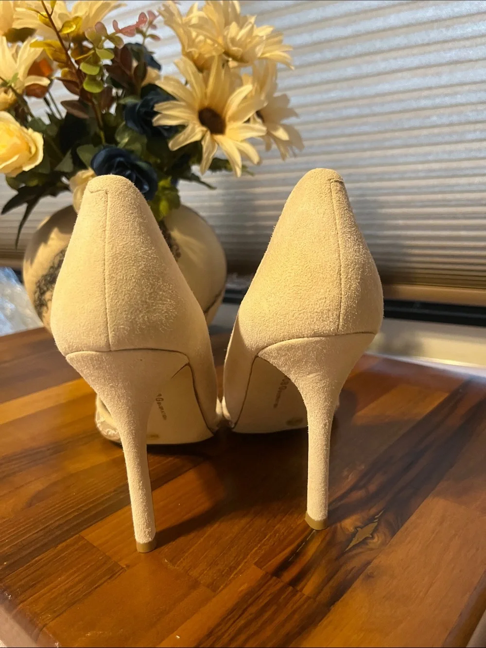 New gorgeous  Women's Lace Pointed-Toe Pumps in Cream